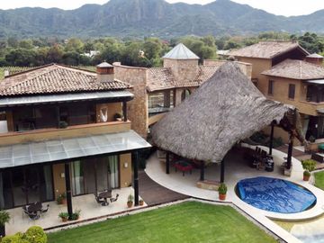 Vendo preciosa propiedad con vista panorámica a las montañas en Tepoztlán Morelo