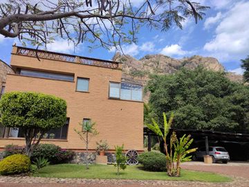Vendo preciosa propiedad con vista panorámica a las montañas en Tepoztlán Morelo