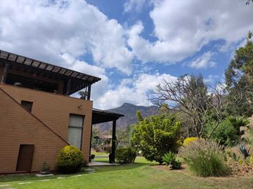 Vendo preciosa propiedad con vista panorámica a las montañas en Tepoztlán Morelo