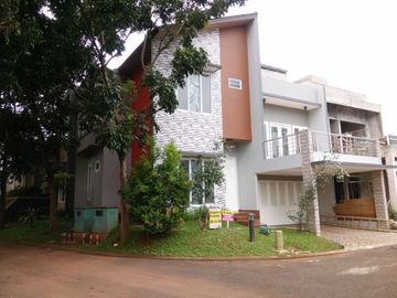 Dijual rumah siap huni di Icon Simplicity BSD City Bagus Baru Luas Murah Hoek dg Roof Garden