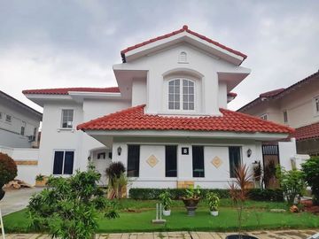 Disewakan Rumah Cluster Taman Menteng Lippo Cikarang Bagus