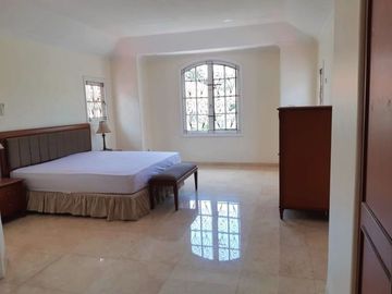 Disewakan Rumah Cluster Taman Menteng Lippo Cikarang Bagus