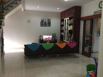 Rumah di Limo, 2Lt, Semi Furn, dlm Prmhn dkt ke Cinere