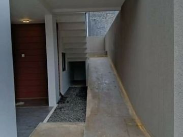 Rumah pinggir jalan raya akses jalan 2 mobil, lokasi strategis
