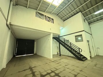 Local Comercial arriendo calle Carmen/ Santiago