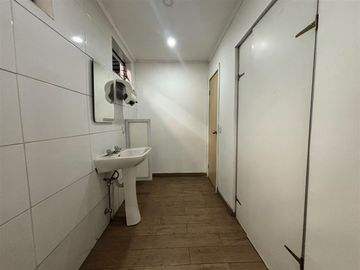 Local Comercial arriendo calle Carmen/ Santiago