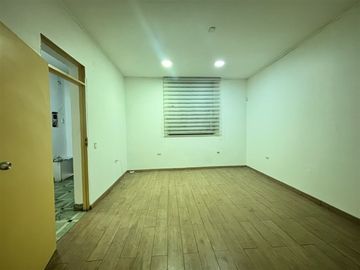 Local Comercial arriendo calle Carmen/ Santiago