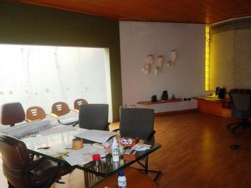 San Eduardo Amplio local con área de oficinas, bodegas, talleres