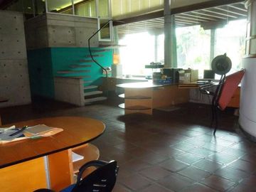 San Eduardo Amplio local con área de oficinas, bodegas, talleres