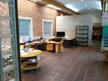 San Eduardo Amplio local con área de oficinas, bodegas, talleres