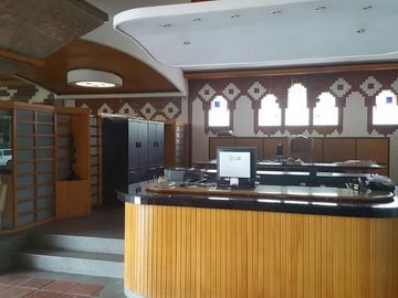 San Eduardo Amplio local con área de oficinas, bodegas, talleres