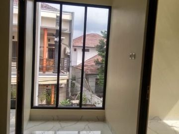 Rumah 2 Lantai Hook Strategis di Jakarta Timur