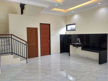 Rumah 2 Lantai Hook Strategis di Jakarta Timur