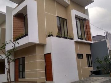 Rumah 2 Lantai Hook Strategis di Jakarta Timur