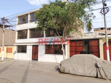 SE VENDE LOCAL DE 3 PISOS EN LA ZONA C DE LA URB. SAN JUAN, MUY CERCA A LA AV CESAR CANEVARO, VARGAS MACHUCA , CERCA AL ESSALUD, A LA MUNICIPALIDAD, C
