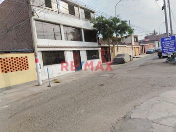 SE VENDE LOCAL DE 3 PISOS EN LA ZONA C DE LA URB. SAN JUAN, MUY CERCA A LA AV CESAR CANEVARO, VARGAS MACHUCA , CERCA AL ESSALUD, A LA MUNICIPALIDAD, C