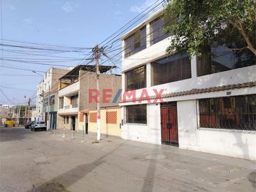 SE VENDE LOCAL DE 3 PISOS EN LA ZONA C DE LA URB. SAN JUAN, MUY CERCA A LA AV CESAR CANEVARO, VARGAS MACHUCA , CERCA AL ESSALUD, A LA MUNICIPALIDAD, C