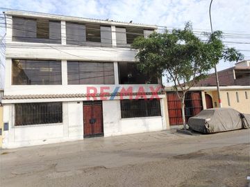 SE VENDE LOCAL DE 3 PISOS EN LA ZONA C DE LA URB. SAN JUAN, MUY CERCA A LA AV CESAR CANEVARO, VARGAS MACHUCA , CERCA AL ESSALUD, A LA MUNICIPALIDAD, C