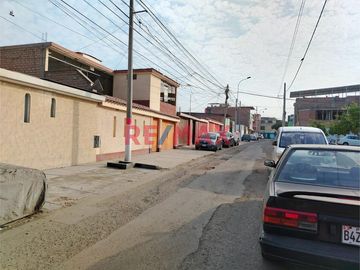 SE VENDE LOCAL DE 3 PISOS EN LA ZONA C DE LA URB. SAN JUAN, MUY CERCA A LA AV CESAR CANEVARO, VARGAS MACHUCA , CERCA AL ESSALUD, A LA MUNICIPALIDAD, C