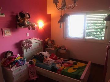 EXCELENTE CASA 6 AMBIENTES, EN 3 PLANTAS, C/ COCHERA, V. BALLESTER