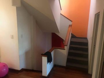 EXCELENTE CASA 6 AMBIENTES, EN 3 PLANTAS, C/ COCHERA, V. BALLESTER