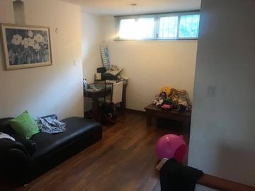 EXCELENTE CASA 6 AMBIENTES, EN 3 PLANTAS, C/ COCHERA, V. BALLESTER