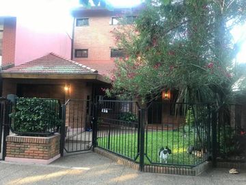 EXCELENTE CASA 6 AMBIENTES, EN 3 PLANTAS, C/ COCHERA, V. BALLESTER