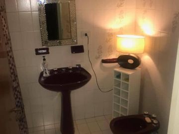 EXCELENTE CASA 6 AMBIENTES, EN 3 PLANTAS, C/ COCHERA, V. BALLESTER