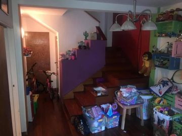 EXCELENTE CASA 6 AMBIENTES, EN 3 PLANTAS, C/ COCHERA, V. BALLESTER