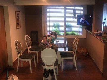 EXCELENTE CASA 6 AMBIENTES, EN 3 PLANTAS, C/ COCHERA, V. BALLESTER