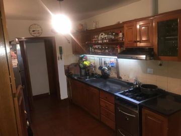 EXCELENTE CASA 6 AMBIENTES, EN 3 PLANTAS, C/ COCHERA, V. BALLESTER