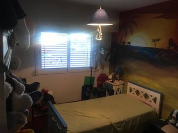 EXCELENTE CASA 6 AMBIENTES, EN 3 PLANTAS, C/ COCHERA, V. BALLESTER