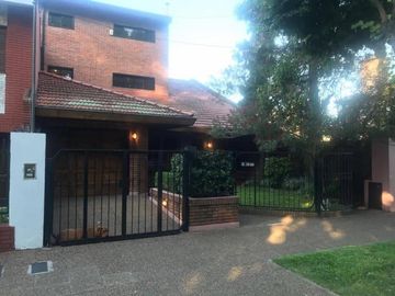 EXCELENTE CASA 6 AMBIENTES, EN 3 PLANTAS, C/ COCHERA, V. BALLESTER