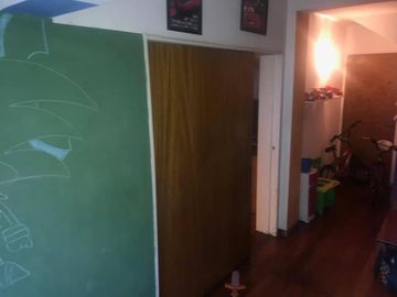 EXCELENTE CASA 6 AMBIENTES, EN 3 PLANTAS, C/ COCHERA, V. BALLESTER