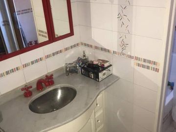 EXCELENTE CASA 6 AMBIENTES, EN 3 PLANTAS, C/ COCHERA, V. BALLESTER