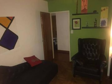 EXCELENTE CASA 6 AMBIENTES, EN 3 PLANTAS, C/ COCHERA, V. BALLESTER