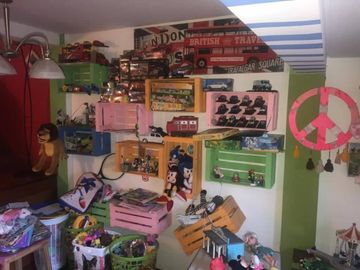 EXCELENTE CASA 6 AMBIENTES, EN 3 PLANTAS, C/ COCHERA, V. BALLESTER