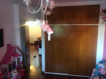 EXCELENTE CASA 6 AMBIENTES, EN 3 PLANTAS, C/ COCHERA, V. BALLESTER