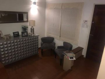 EXCELENTE CASA 6 AMBIENTES, EN 3 PLANTAS, C/ COCHERA, V. BALLESTER