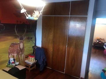 EXCELENTE CASA 6 AMBIENTES, EN 3 PLANTAS, C/ COCHERA, V. BALLESTER