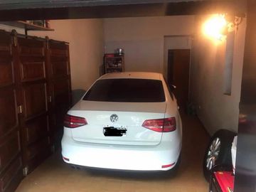 EXCELENTE CASA 6 AMBIENTES, EN 3 PLANTAS, C/ COCHERA, V. BALLESTER