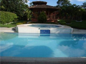 SE VENDE HERMOSO CHALET VIA PUEBLO TAPAO