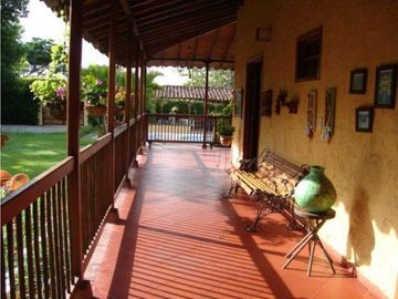 SE VENDE HERMOSO CHALET VIA PUEBLO TAPAO