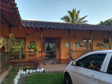 SE VENDE HERMOSO CHALET VIA PUEBLO TAPAO