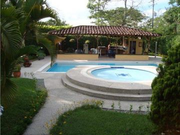 SE VENDE HERMOSO CHALET VIA PUEBLO TAPAO