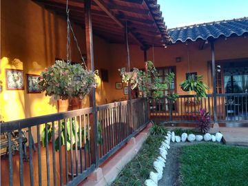 SE VENDE HERMOSO CHALET VIA PUEBLO TAPAO