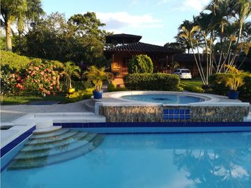 SE VENDE HERMOSO CHALET VIA PUEBLO TAPAO