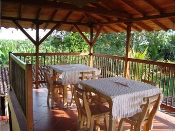 SE VENDE HERMOSO CHALET VIA PUEBLO TAPAO