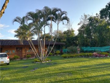 SE VENDE HERMOSO CHALET VIA PUEBLO TAPAO