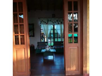 SE VENDE HERMOSO CHALET VIA PUEBLO TAPAO